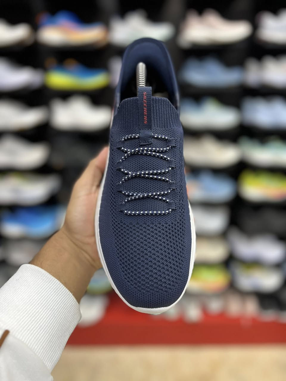 Skechers

تقنية Slip-ins: مصمم ليُلبس بسهولة بفضل كعب معزز يتيح للقدم الانزلاق للداخل مباشرة.
الجزء العلوي: مصنوع من نسيج شبكي (Mesh) يسمح بالتهوية ويوفر الراحة طوال اليوم

اصلي وكاله غير مستخدم
متوفر قياس 41–43
السعر 60

العنوان النجف ملحق الروان 
توصيل 🚚 محافظات 6 داخل النجف3 
*********** واتساب
