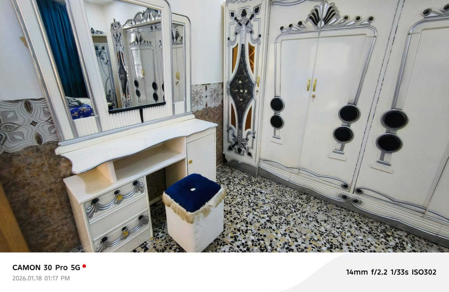 السلام عليكم
غرفه صاج 
عراقيه بس شغل تركي ضخمه جديده مع دوشك بالجيس
سبب البيع المكان زغير 
السعر مليون ونص وبيها مجال
والشراي يتصل ويدلل 
العنوان القادسيه
***********
