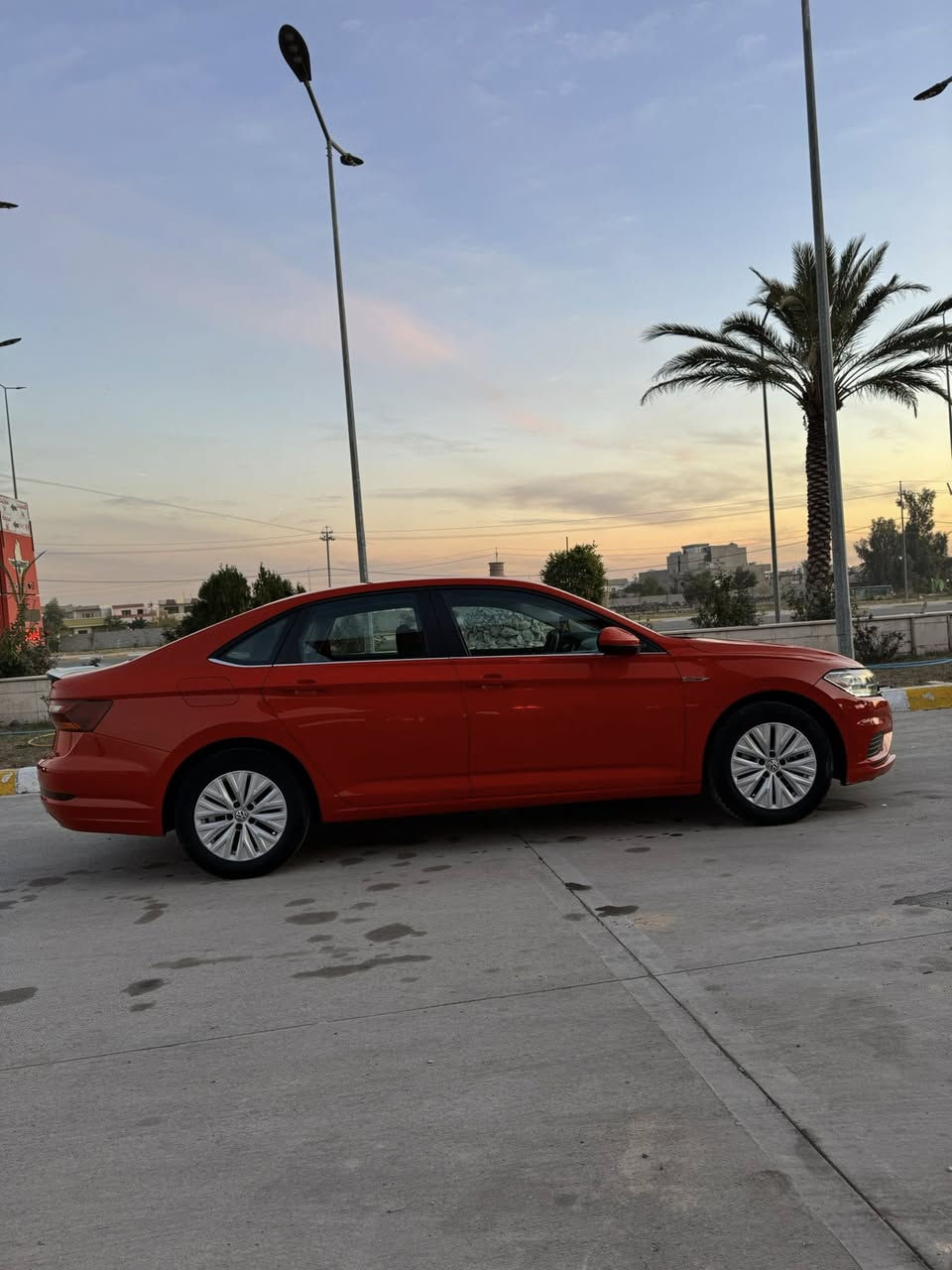 سلام عليكم جيتا موديل 2019 موصفات s محرك 14توربو كير اوتوماتيك كير ومحرك بل شرط سيارة ماشيه ٨٦ميل حادث السيارة بابين طرف السايق الكدام مبدل بلادي نفس اللون باب الخلفي صبغ فقط بجم كبس  خلفي كبس شرط راديترات بلادي هزة سنوية جديد تخم تاير جديد حدادية جديد السعر 130بي مجال للطيبين مكان السيارة كركوك  ***********
