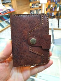 محفظة جلد طبيعي • صناعة يدوية • رمادي شارع التجنيد