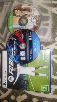1_قرص  gta v ل xbox one بيه الكفر بس بدون غلاف 2_ قرص لعبة gran turism...