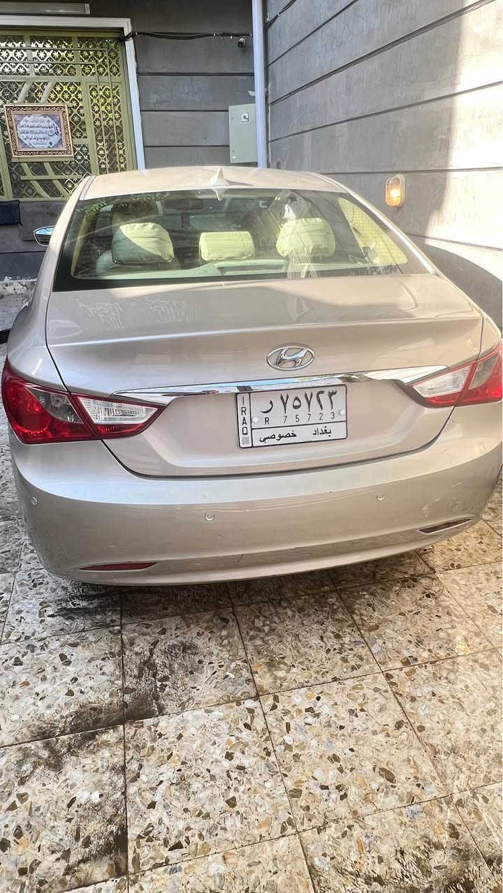 سوناتا 2011وارد امريكي 
سيارة نظيفة ضربتهة بنيد ودعامية
تجي وتشوف حداديه جديده 
مكينه جديده مداريه بالدهن والبانزين (جي دي اي)
تبريد شغال ثلج 
تخم تايرات جديد 
مابيه نقص مجرد البنيد جارد
رايدهة ب97وبيهة مجال بسيط حگ الجيه
والرزق على الله

*********** بغداد, العراق
