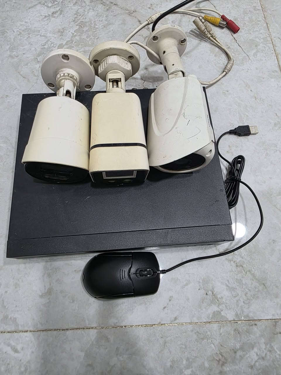 كامرات شرط فحص شغاله25000 الف بلاااش
سعر  كامره بوحده ب25000
 توصيل 5
نقص محوله فقط 
ماوس 
٣ كامرات 
ديفي ار 
فيشه ام تفرعات 
*********** سعر نهائي
