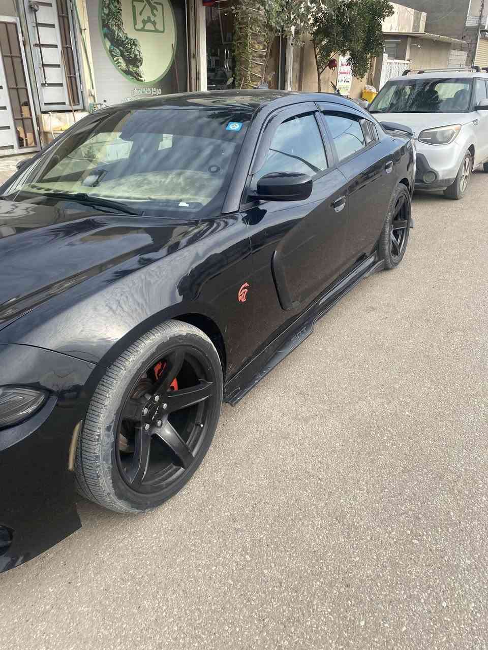 جارجر ١٦ rt حادثها جامرلغ وبنيد من امريكا
وبابين وجامرلغ خلفي هنا يعني صفحة

ممشاها ١٠٤ ميل

بيها دخانه بالتشغيله  وتختفي ماعرف اذا لاستيك ولف او غير شي ابيعها ع حطيتها

عليها شوتة kn

دبات تحكم ht

ويل خسفة قويه

دركة وشفتات srt

دهن الكير مبدل بالجديد

هزتها ماخلصانه

كت وايد بدي بدون نفخات

بيها طخه خفيفه بالباب مبينه بالصوره

يحتاجلها ادامه وترتيب السياره

١٦٣ وبيها مجال

*********** واتس مكانها ديالى
