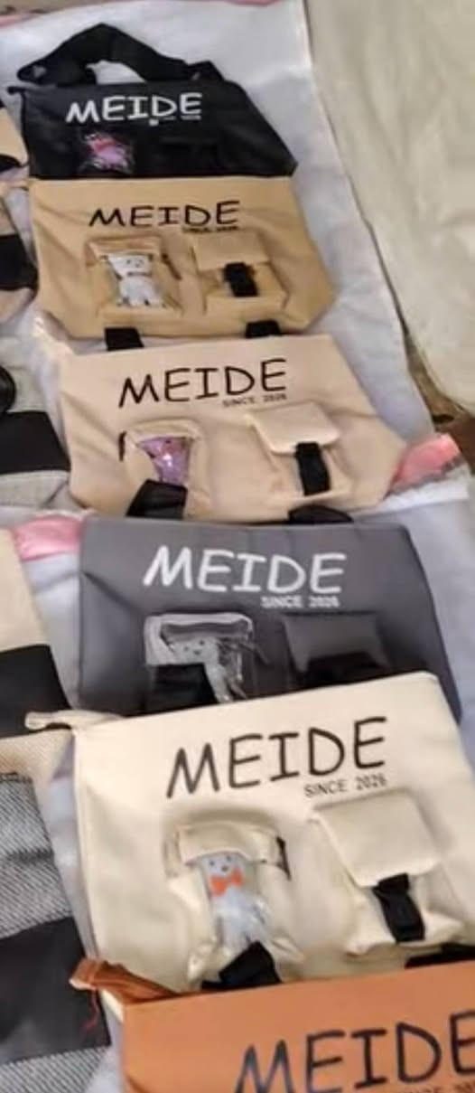 زبائننا الكرام❤️🌹
👜 حقيبه توت باك نسائي  ماركه MEIDE ام الدب الحجم الوسط  الاصلي
🔺خامه الحقيبه وتر بروف ضد الماء
🔺مداليه دب مع كل حقيبه
🔺2خانه للحقيبه كبير ووسط
🔺مكينه السحاب حديد
🔺شكل انيق وحقيبه ناعمه وخفيفه
سعر الحقيبه 5.000الاف فقط✅
سعر القطعتين 9.000الاف فق✅
📩 للحجز والاستفسار راسل الصفحة او الاتصال علئ الرقم ***********
متوفر توصيل داخل الحي والمحافضات                   
           (معرض عالم الحقائب خيارك الافضل)
