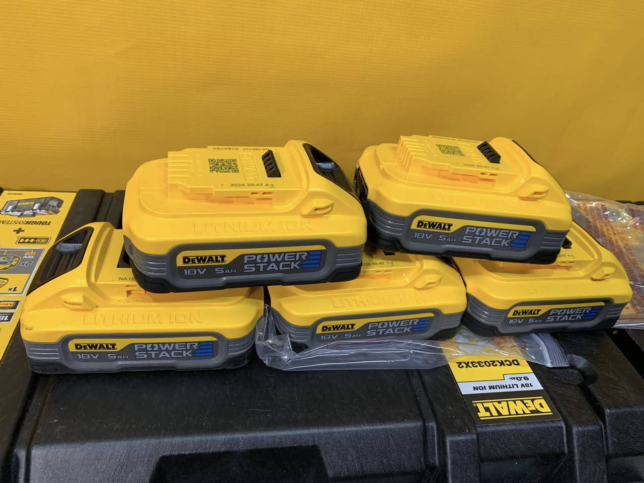 للبيع بطاريه  جديد. ديوالت الصليه  باورستاك 
5  امبير
***********واتساب
