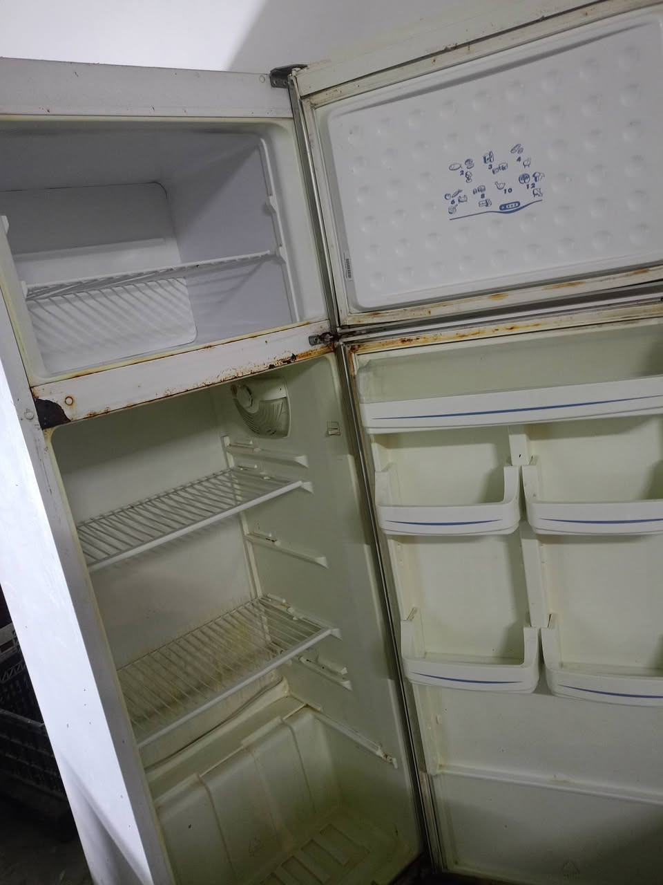 ثلاجة للبيع شغالة ما بية اي عيب ب 75 الف تواصل خاص او واتساب ***********
