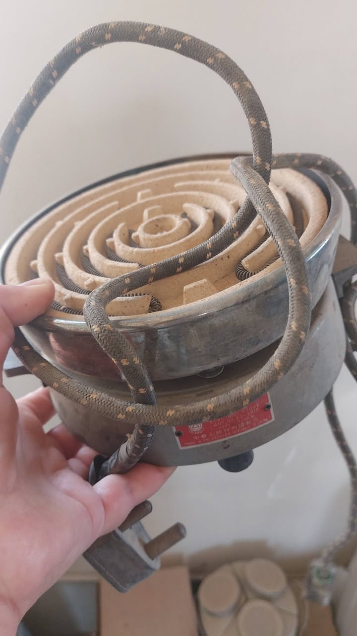 ***********ام حسن 
العامرية /قرب نادي الخطوط
غراض انتيكا قديمة بس نظيفة للبيع 
قوري نحاس اصلي بدون قبغ ب٢٥
قوري فضي صناعته انكلترا ب٢٠ 
سن الفيل ثلاثي شغل يدوي اصلي ب٢٥
بنكات نشنل اصلي الوحدة ب٢٥ تشتغل بس قاعدة مكسورة 
خناجر أصلية عدد ٤ بالباكيت الواحد ب٧٠
خنجر كبير لون اسود ب٦٥
الهيتر ٢٥
كرستالة خضرة عدد ٢ ب٢٠
هاون وزن ثقيل   ب٧٥
