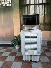 ميز تلفزيون ومبردة للبيع ثنينهن ب ٢٠٠ الف مكاني الشعب ٠٧٧٠٧٩٦٢٢٤٢