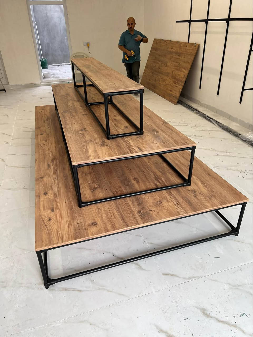 ئەوڕەفەیەم هەیە بۆ فرۆشتن بەکار نەهاتووە شتیکی زۆر مەزبوتو تۆکمەیە سێقات دائەنرێت وەکو لەوێنەکەیا دیارە بۆ دوکانی جلو بەرگو چانتاو پێڵاو ئەبێت قیاسەکانی بەم جۆرەیە ٣٠ * ٢٠٠ سم
٩٠ * ٢٦٠ سم 
١٥٠ * ٣٢٠ سم
نرخەکەی ٤٠٠ هەزارو مامەڵەیە
*********** السليمانية, العراق
