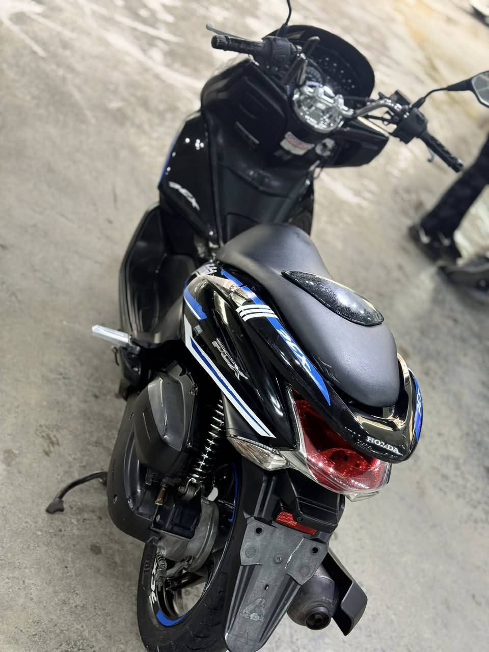 السلام عليكم
دراجه بي سي اكس الجيل الاول ياباني مكفوله كفاله عامه محرك اخرس كفر اصلي برغي ممفتوح بيها موشمه الدراجه ماشيه 27 الف حقيقي يعني ممتعوبه 

سعر الدراجه 13 وبيها مجال 
مكاني بغداد الكريعات 
رقمي ***********
