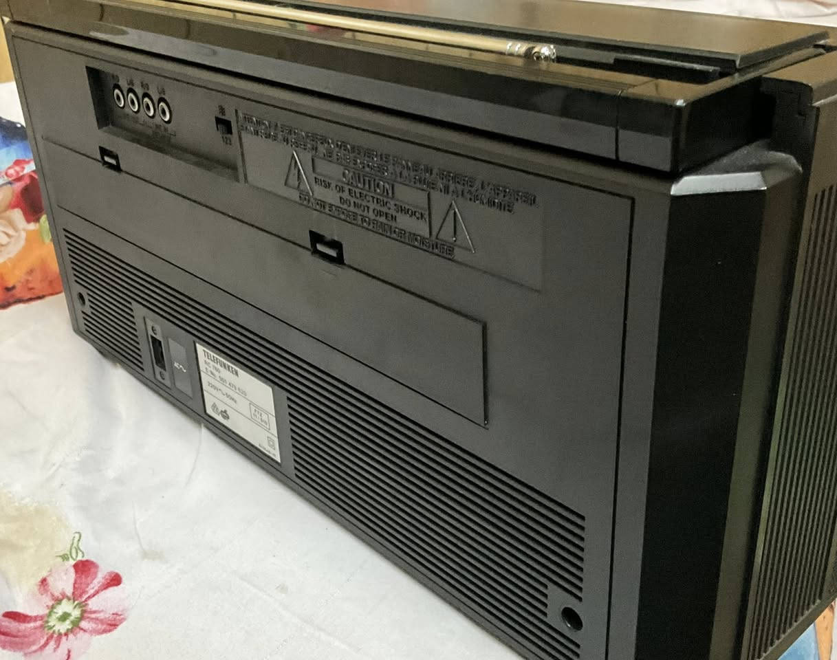 مسجل راديو ،،، الماني 
اراوس بمسجل ياباني وادفع فرق السعر اهم شي الجهاز نظيف ، العندة مسجل صناعة ياباني ينزل بالتعليقات او يراسلني ، المسجل جدا نظيف جدا


**إذا كنت صاحب هذا الإعلان وتريد حذفه لأي سبب، رجاءا أرسل رسالة إلى الدعم الفني**