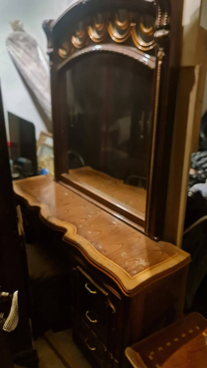 سلام عليكم غرفة نوم للبيع مستعمله شويه الميز تواليت يراد اله فرشه ذهبيه فقط السعر 250 المكان الدوره البوعيثه الرقم ***********
