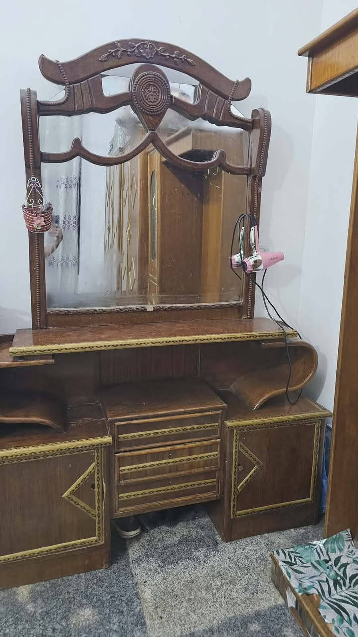 سلام عليكم
غرفة نوم للبيع اي ضرر مابيه 
بعدهي جديده المكان في كربلاء المقدسة(الاستفسار ***********)اتصال
