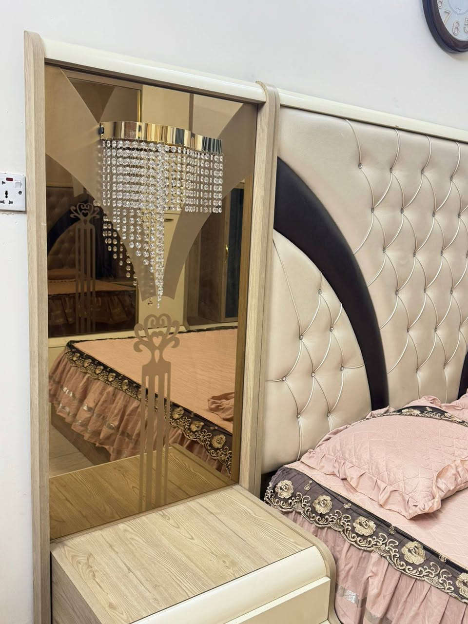 غرفة تركية ستة ابواب زاويتين
للتفاصيل ***********
