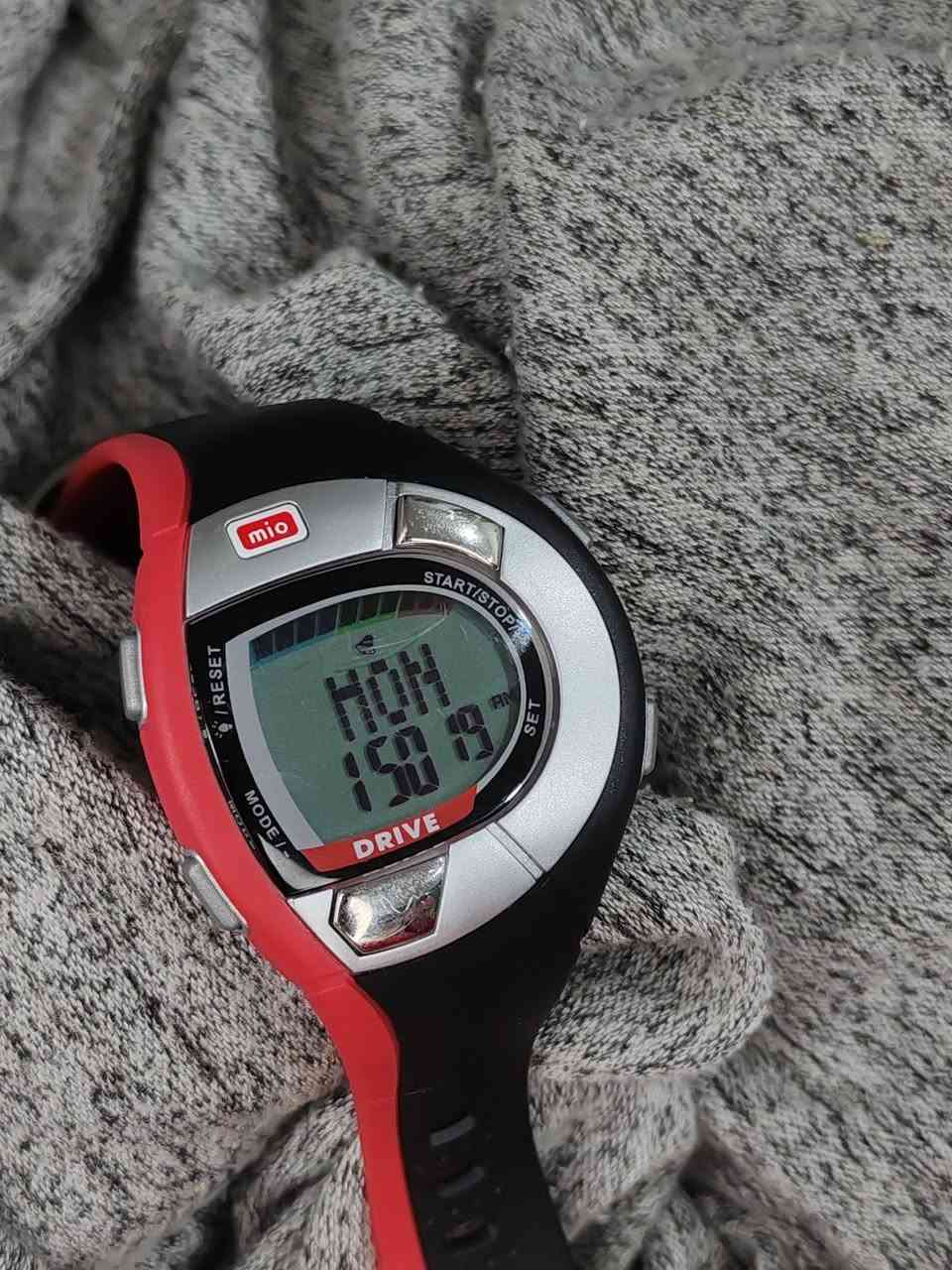 ساعة ماركة mio الرياضية
Mio
• الموديل: Drive
• النوع: ساعة رياضية رقمية
• قياس نبض القلب مباشرة من الساعة
• حساب السعرات الحرارية أثناء التمرين
• عرض نسبة نبض القلب من الحد الأقصى
• تحتوي على Stopwatch ومؤقت للتمارين
• برنامج لمتابعة حرق 3500 سعرة حرارية أسبوعياً
• عرض الوقت والتاريخ والتنبيه
• إضاءة للشاشة
• مقاومة ماء حتى حوالي 30 متر
• بطارية ليثيوم CR2032 تدوم تقريباً سنة
سعرها ٣٥ الف مكاني بغداد و موجود توصيل


**إذا كنت صاحب هذا الإعلان وتريد حذفه لأي سبب، رجاءا أرسل رسالة إلى الدعم الفني**