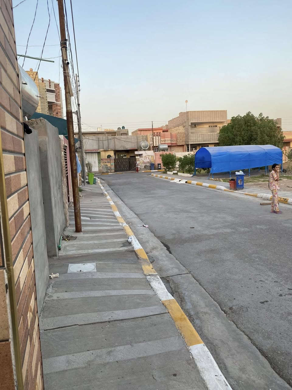 اعلان اعلااان اعلاااان
دار للبيع في الفلوجه حي الشهداء قرب جامع المرسلين في مربع المقابل لجامع المرسلين.
 المساحه 250م الوجه 12ونصف والنزال 20.
 شبكه ماء وكهرباء وتبليط جدد .
وجه الدار ع مشراق الشمس امامه حديقه مسيجه من قبل صاحب الدار  مساحتها 250م .
الدار مقسوم مشتملين .
موضح في الصور والفديو مع ذكر التفاصيل ...
السعر 150 مليون ..
للتواصل الاتصال بالرقم ***********
***********
