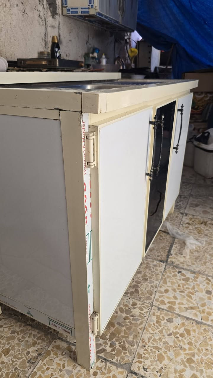 من رخصه الأدمن كاونتر سنك متر اونص قطعه وحده سلستيل اصلي اسباني نظيف اخو الجديد سعره ١٠٠الف شراي يتصل *********** ***********
