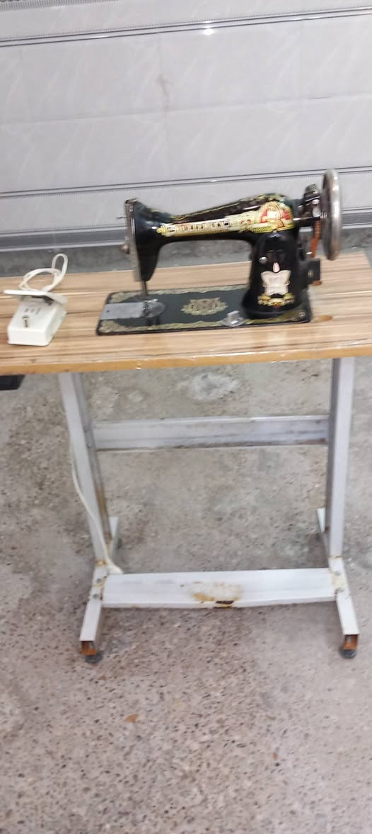 السلام عليكم
مكينه خياطة فراشة مع الميز كامله شغاله للبيع المكان 
سبع البور / الضباط / السعر تواصل على الخاص
واتساب ***********
