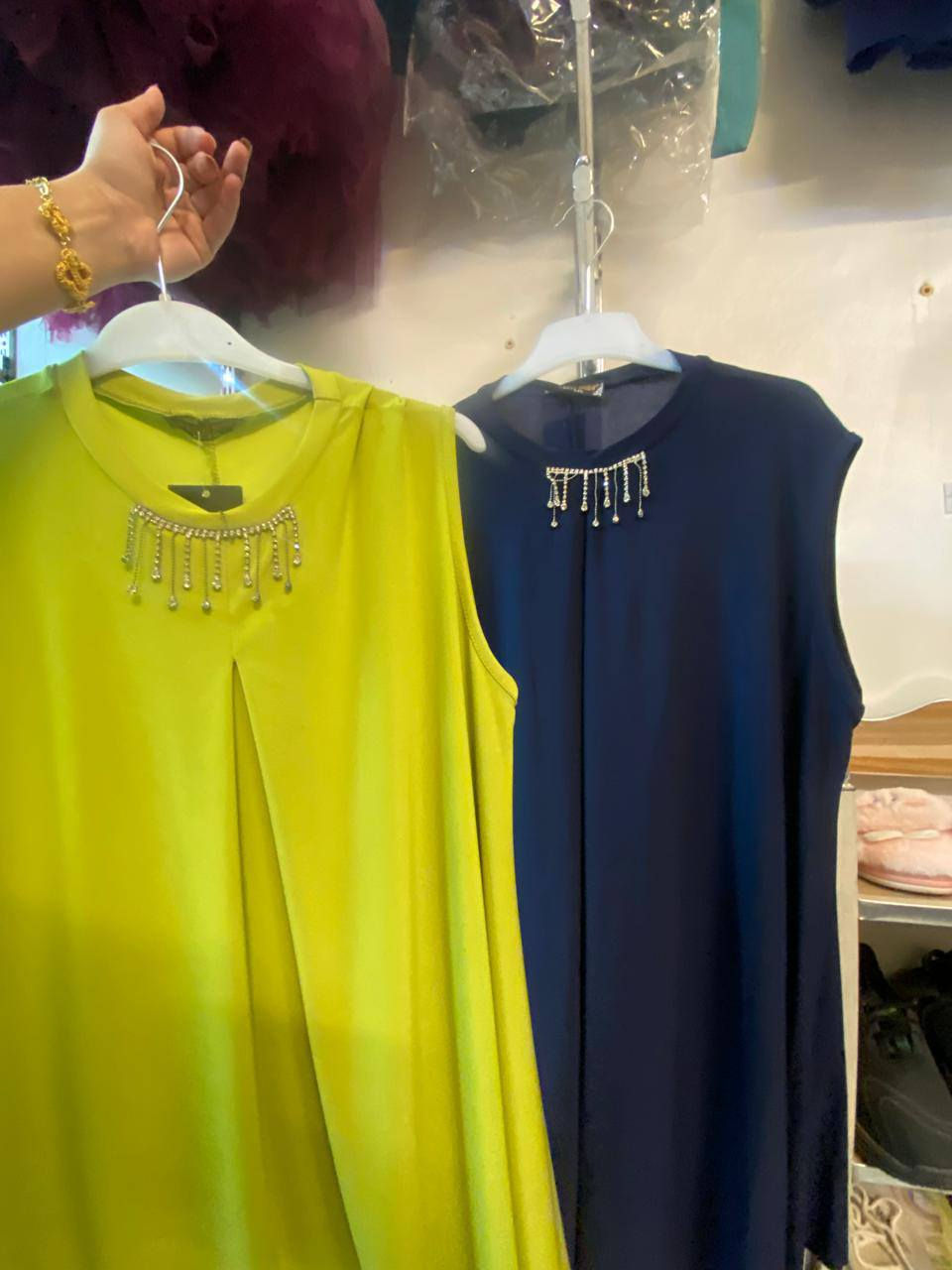 "سترابلس  بتفاصيل لامعة عند الرقبة، ستايل  مثالي للمناسبات." ✨


**إذا كنت صاحب هذا الإعلان وتريد حذفه لأي سبب، رجاءا أرسل رسالة إلى الدعم الفني**