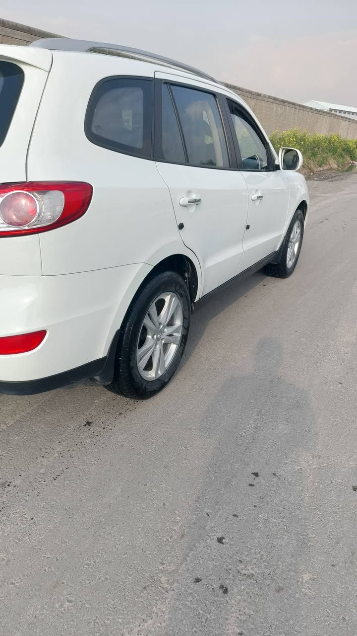 سنتافي موديل 2011
السياره جديده بعدها مابيها اي ملاحظه جديده 100% ماناقصها برغي وبلعافيه علياخذها.  سياره باسمي . سنويه لحد 2030 . كاربون بانزين . 
للبيع او مراوس بسياره النترا او سوناتا 
موصل . جانب الايسر 
للاستفسار ***********. ***********
