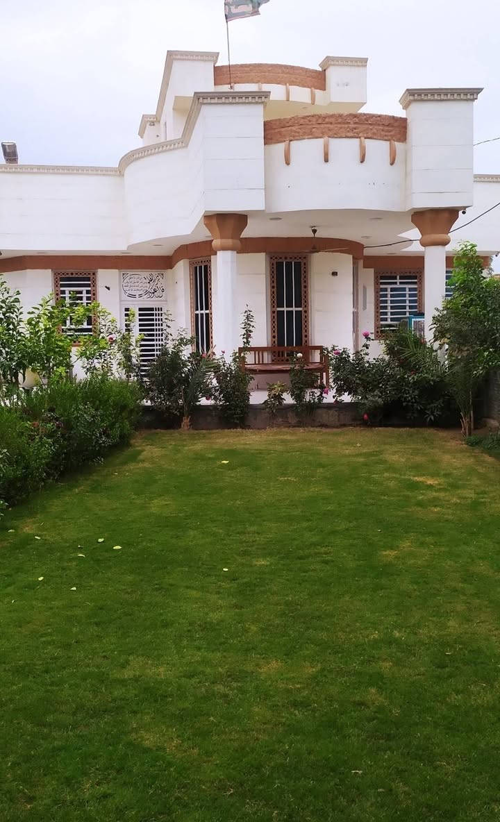 للبيع مع الاثاث ارض  طابو زراعي مساحه١٠٠٠ متر سند ٢٥  مشيد عليها ثلاث دور بناء درجه اولى (دارين) بناء سنة ٢٠٢٥/٢٠٢٤ والدار الثالث بناء جهاز (سندويج بنل)
قرب  المحكمه. الجديده ومطاعم الجمجمه  يقع سنترعلى الشارع العام المؤدي إلى المنتجع السياحي لمدينة بابل الاثريه 
مضيف ٤.٥ م × ١٥ م
استقبال ٤ م × ١٤م
غرفة نوم  عدد ٣
مطبخ كبير  حار   بارد
مجمع صحيات عدد٢
حديقه  اماميه  كبيره تحتوي على أشجار حمضيات وفسائل نخيل مكتومي وبربن
كراج ٢٥ م ×٤ م 
طارمه ١٥ م×٨ م
الدار مجهز  منظومة كاميرات مراقبه + تلفون ارضي داخلي
الطابق الثانى مصمم كخارطه مجهزه بالمجاري والماء والكهرباء  للأستفسار الاتصال على تلفون مالك الدار   ***********
