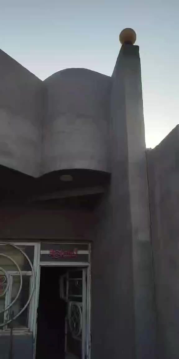 بيت للبيع مساحه 150 وبي حوش جبير وصحيات بره وبراني وغرفه وصاله ومطبخ وحمام داخلي مجاري ب22 وبي مجال ***********العنوان ال حمد بفرع العمارات ليجوه
