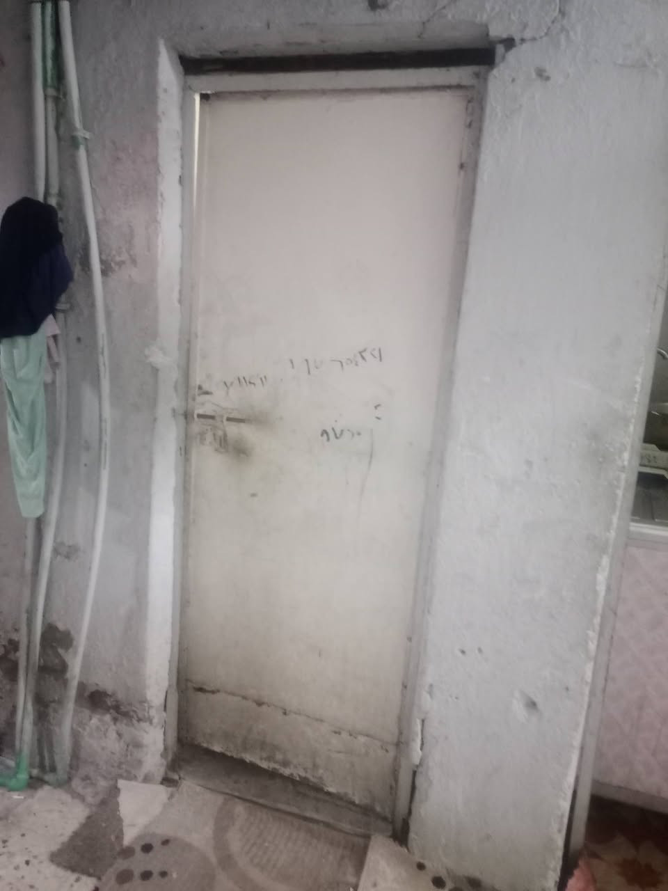 السلام عليكم اخوان بيت للبيع منطقه تجاريه في الديوانيه  شارالمواكب البيت قديم يتكونن  ثلاث غرف وصاله واستقبال وصحيات وفوق غرفتين نوم مساحه البيت 150 سعر البيت 160 وبي مجال رقم الموبايل***********
