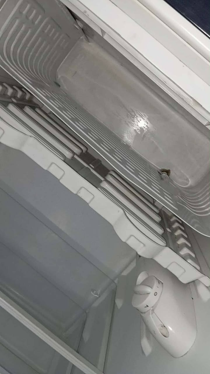 سلام عليكم ثلاجه للبيع نضيفه كلش ستعمال قليل مكان محموديه سعرها 100 ***********
