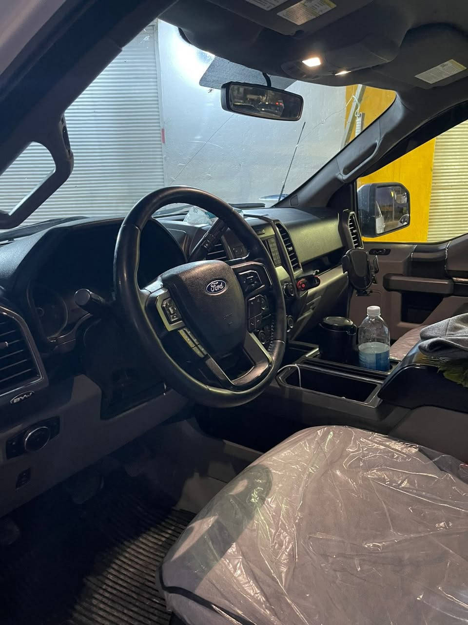 السلام عليكم
للبيع بيكم فورد f-150 
موديل 2017 
محرك 8 سلندر بانزين + غاز
 رقم اربيل سياره جاهزه من كلشي نصبتها كلش حلوه ومرتبة 
محدث (شباك +بك لايت + لايت امامي)2020 مثل ماموضح بلصور
حادثها جداً بسيط مثل ماوضح بلصور
السعر 215$ وبيها مجال 
 مكانها بغداد العامرية
للتواصل ***********
