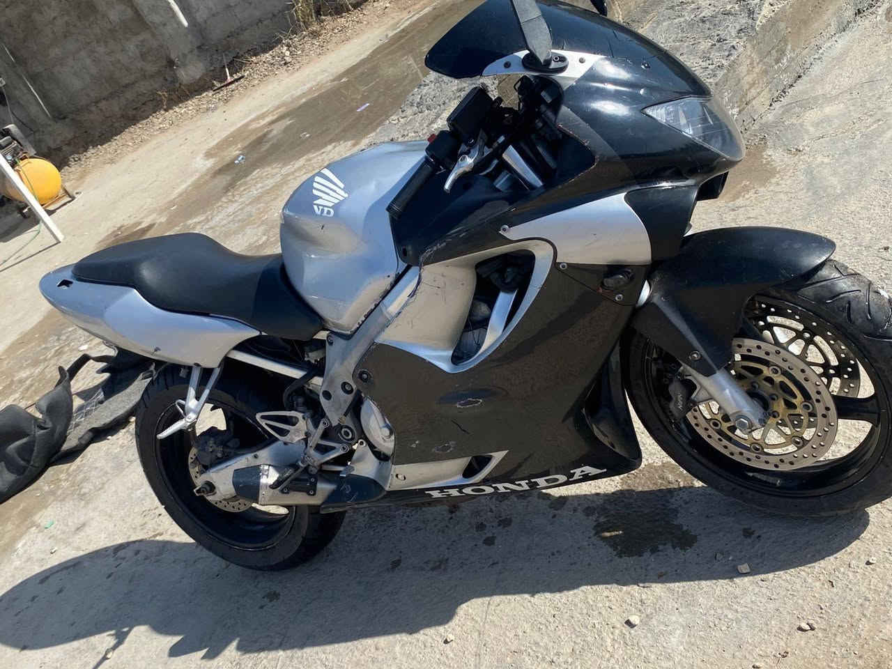 سلام عليكم  افور (600)
موديل (2003) 
دراجه بحالت الوكاله 😊
ماشيه (27) حقيقي
زلغ مابيه صار (6) أشهر من مطلعه من وكالت ماهر (الكناني) ودراجه معروفه ب كربلاء مبرمجه مود (1)
الله شاهد محتاج عدي مريض ***********
