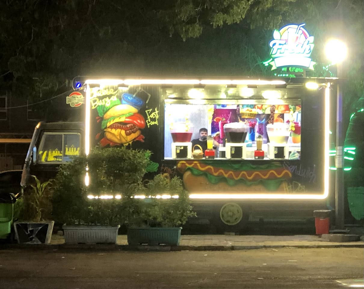 ‏السلام عليكم سياره مطعم متنقل للبيع كوستر  وشغاله مكينه جديده كير جديد  تخم تاير غراض مطعم وياها علان جديد اناره لدات كلها شغاله وجديده سياره رقم اصولي تريد تحويل تريد وكاله مكان الدوره الصحه رقم ***********
‏ويا غرض مطعم 
‏كريل فحم
‏كريل عادي
قلايه فنكر 
قلايه زنكر 
‏كابسه صاج 
‏سنك 
‏تانكي
‏شوايه كص 
‏مجمده 
‏عارضه
‏منضومة كامرات
‏تغليف سلستيل 
‏برادات عصير 
‏غلاطات عصير 
‏صبغ حراري مال سيارات درجه اوله معا رسم 
‏سفسار ***********
‏
