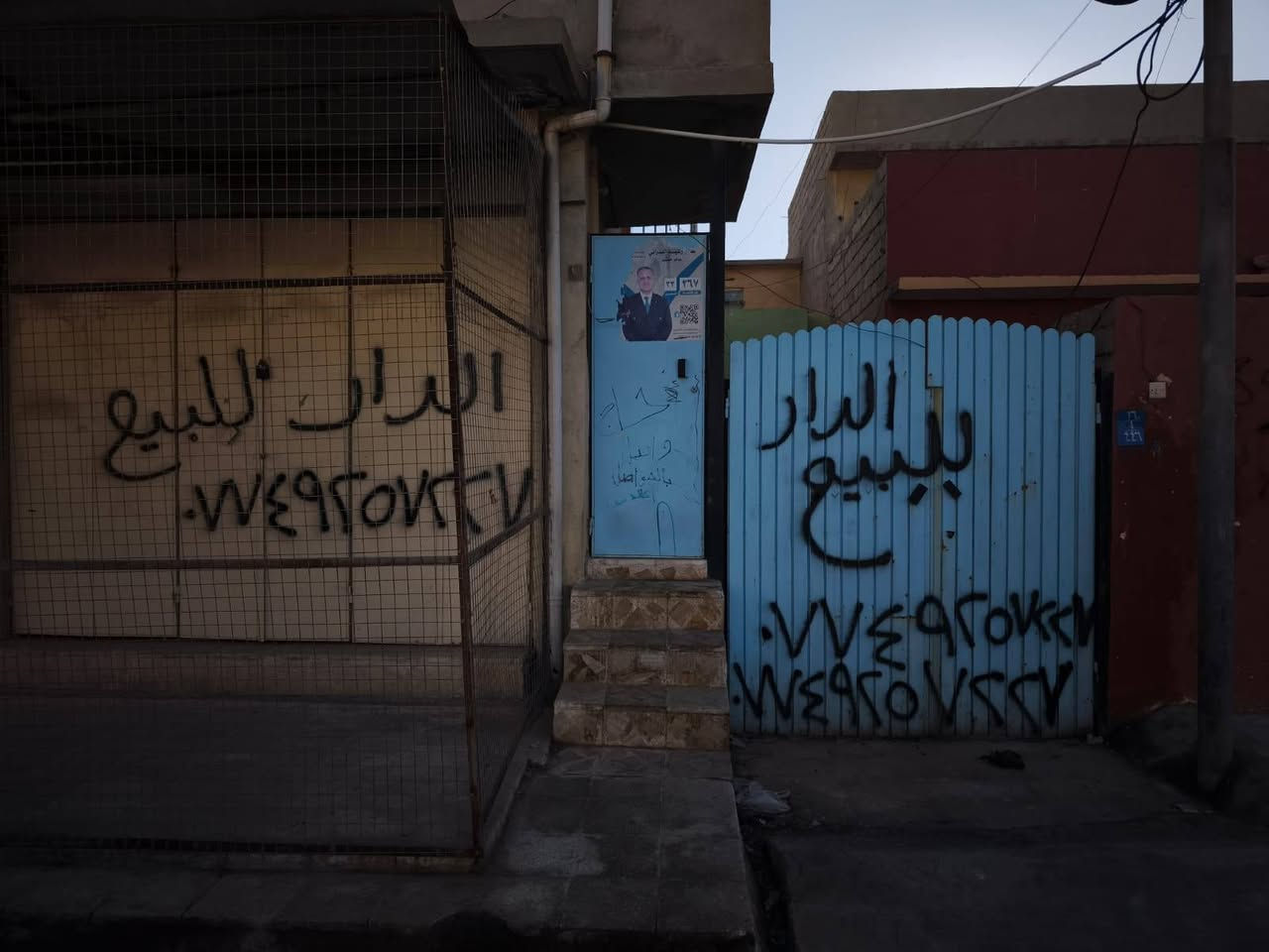 دار للبيع في حي الزهراء  قريب على شارع سايدين جامع النعيمي المساحه ٢٠٠ متر  للاستفسار  الاتصال على رقم الهاتف***********
