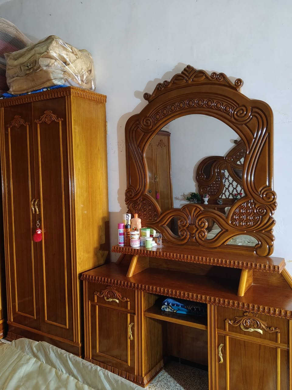 غرفت نوم مستعملة قليل نضافه فول قنصور 5 ابواب عراقي خشب ثقيل نضيفه كلش 
750 وبيه مجال ***********
