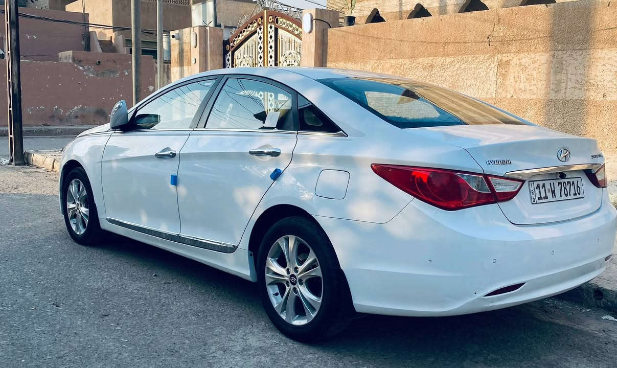 سوناتا 2013  مواصفات شركة عامة :
شفتات سرعة ، تحكم انظمة قيادة ، كروز سرعة ،
كامرة خلفية
تبريد قطعتين 
رقم بغداد دولي جديد تحويل ثاني يوم  مكفولة من الصبغ عدا نص باب خلفي ..
سيارة جاهزه خير من الله گير مكينه صدر 
السيارة رايدها ب 135 ورقه وبيها مجال بسيط ..
مكان السياره قضاء بلد 
للاتصال : ***********
