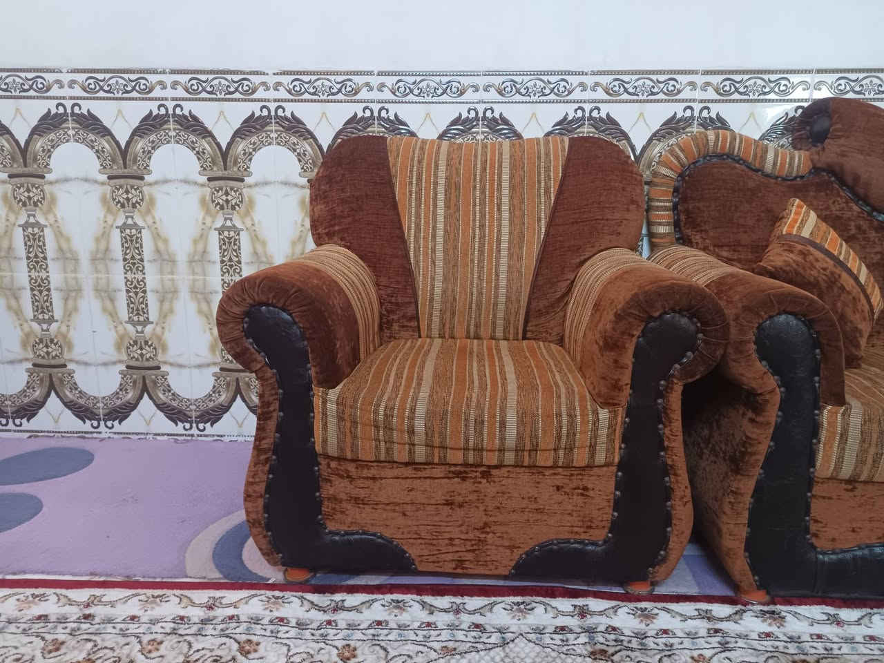 قنفات عشر مقاعد مابيهن اي عيب شرط السعر ١٨٠ وبيهن مجال بسيط الشراي يتصل ***********
