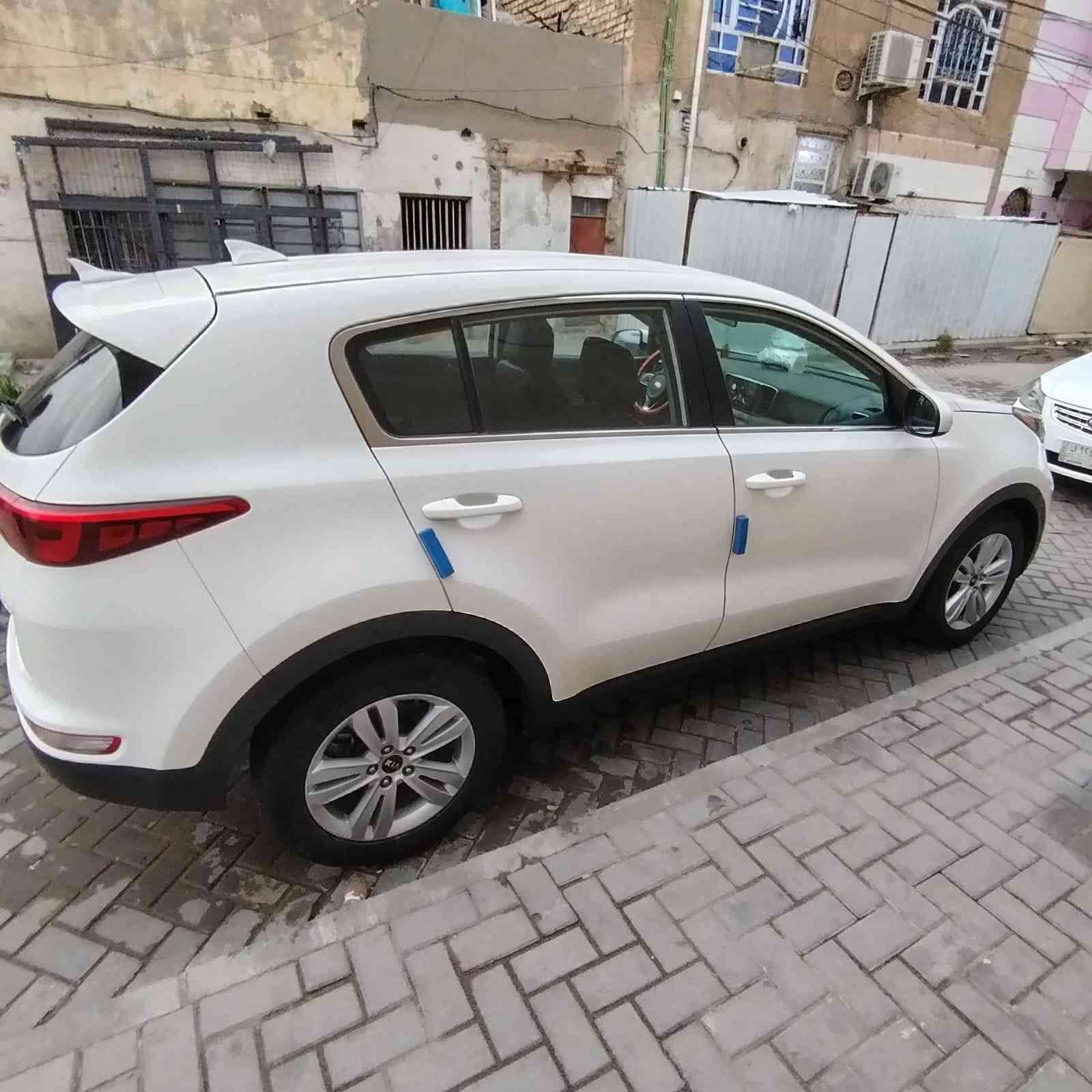 السلام عليكم
كيا سبورتاج مديل 2017 وارد امريكي مكينه 2000 GDI

رقم سليمانيه انكليزي 

مواصفات نص فول 

شاشة كبيره 

كامره خلفية 

قطعتين تبريد

هواي بيها مواصفات

حادثها داخل سونارها موجود 

السياره ستعمال شخصي وخير من الله 

السعر 155وبيها مجال بسيط 

ماشية 111الف 

***********الاستفسار 

مكان بغداد
