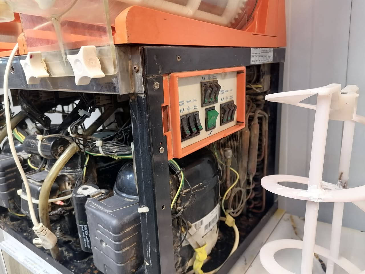 سلام عليكم البيع ماكنه ازبري يطالي اس بي ام  بيه كمبريسر واحد بي خلل ماعرف شبيه ماكنه ابيعه واقع حال السعر ٧٥٠وبيه مجال
***********
