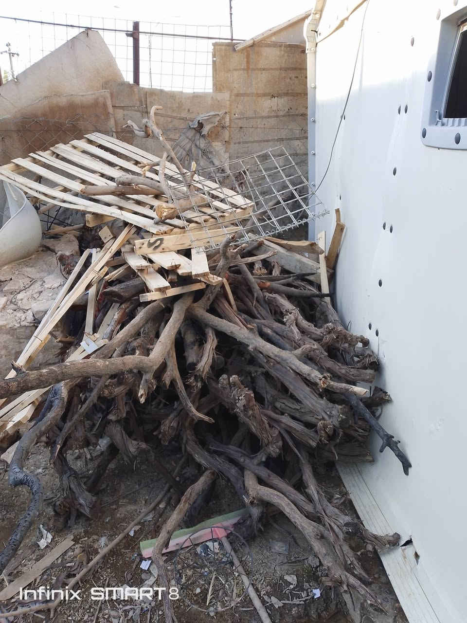 سلام عليكم عندي عندي حطب للبيع نوع الحطب مشمش وبرتقال ورارنج وعنب ومسكل انواع المكان قضاء بلد الاستفسار الاتصال على الرقم ***********
