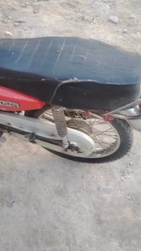 دراجه نضيفه. نقصه ورقه وحده. ٢٠١١ السعر ٦٠٠. وبيها مجال 07852001809