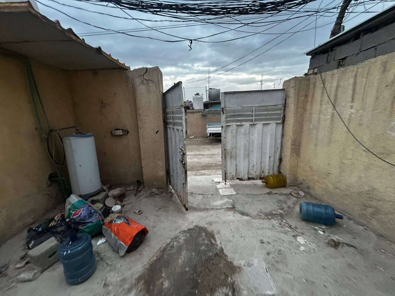 بيت للبيع تجاوز قرب الشبكه الكهرباء

مساحته 200 متر مربع بنا كامل طابق واحد

السعر 25 وبي مجال بسيط للتواصل خاص او واتس ***********
