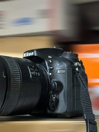 نيكون D7200 للبيع عدسه 18-140 السعر 700 الف تواصل واتساب او اتصال : 07...