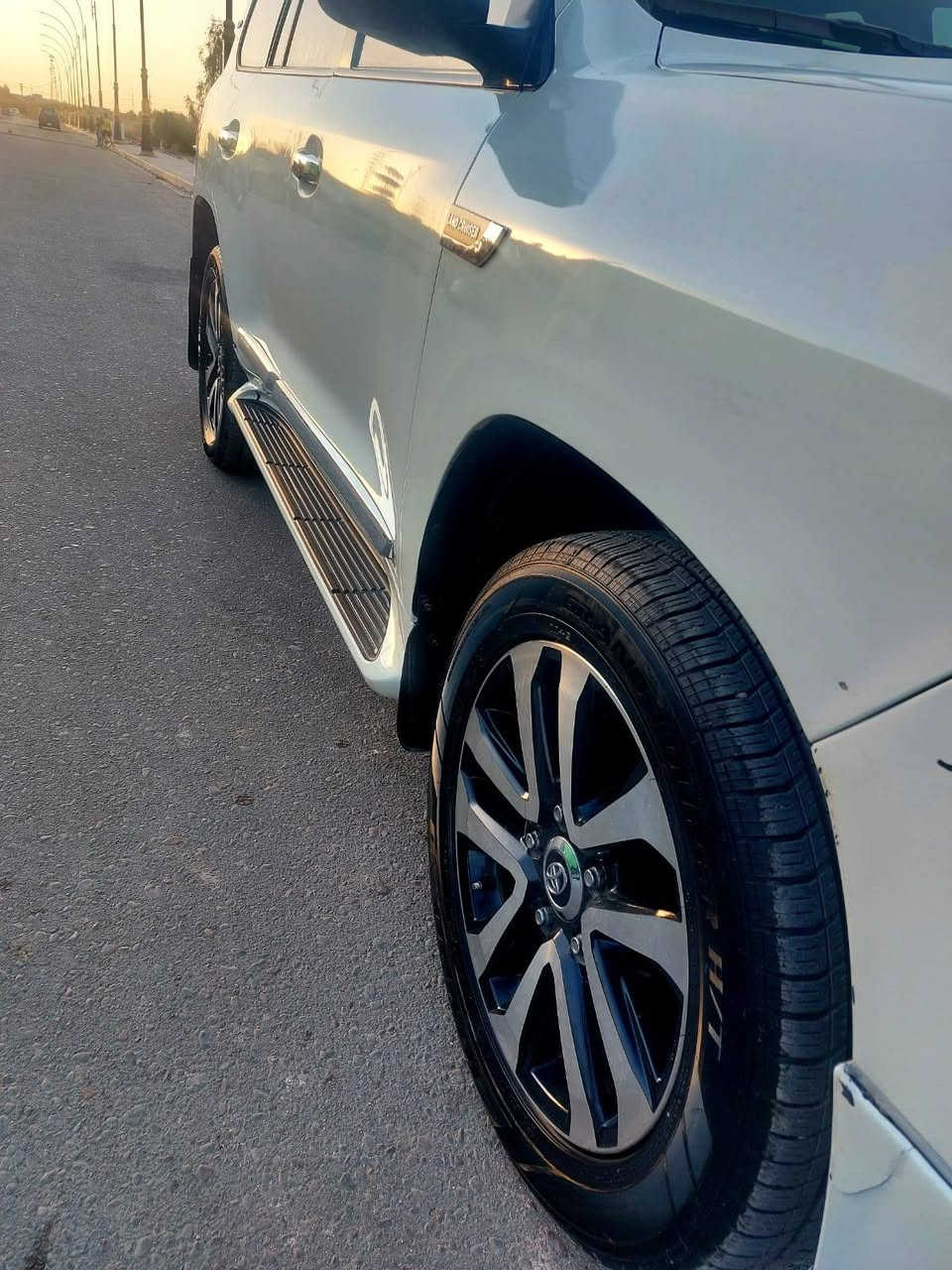 انضف لاندكروز محدث ع شرط
لاندكروز جكسارة 
2009 محدث 2021
داخل وخارج 
رقم بغداد بسمي ماشيه تقريبا ٢٥٠ الف 
تبريد ثلج 
حداديه نضيفه جدا 
محرك وكير نضيفات جدا 
بيهه منظومه غاز تريد تشيله تريد تعوفها 
السيارة جاهزة من كلشي
وملاحظه مهمه 👇👇👇
 السيارة  مصبوغه احزام وشبر بلقمارة بس ابيع صبغ عام علمود لا ادوخك ولا دوخني 
السيارة شرط ماتبين محدث عبالك بلادية 
بس مستعجل ع البيع
السعر ٢٨٠ ورقه وبيهه مجال حك الشوفه 
مكاني بغداد العامرية
  رقمي للاتصال 
*********** 
***********
