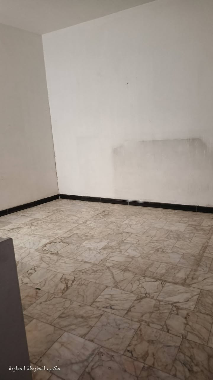 دار للايجار خسرويه قرب دائرة الشؤن
يحتوي على غرفه وصاله ومطبخ ومجمع صحي في الارضي وفي الطابق الثاني غرفتين صغيره للاطفال ومجمع صحي
مطلوب عائله صغيره
قيمه الايجار ٤٠٠ نهائي
مكتب الخارطه العقاريه
***********
