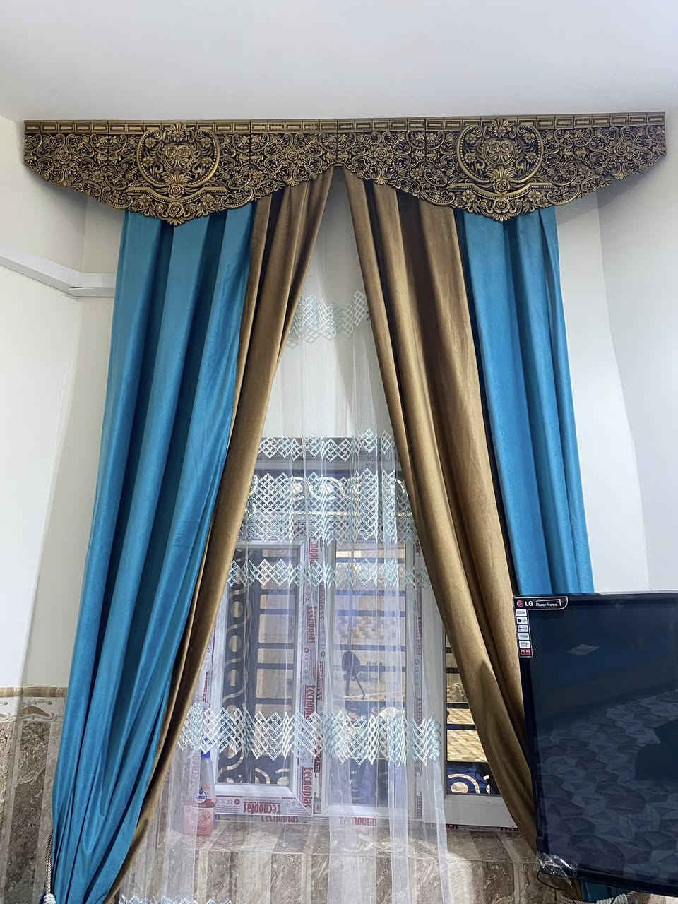 السلام عليكم 
تخم قنفات 14 مقعد مع الستائر للبيع 
السعر 550 وبي مجال 
للاستفسار الاتصال ع الرقم :
 ***********
