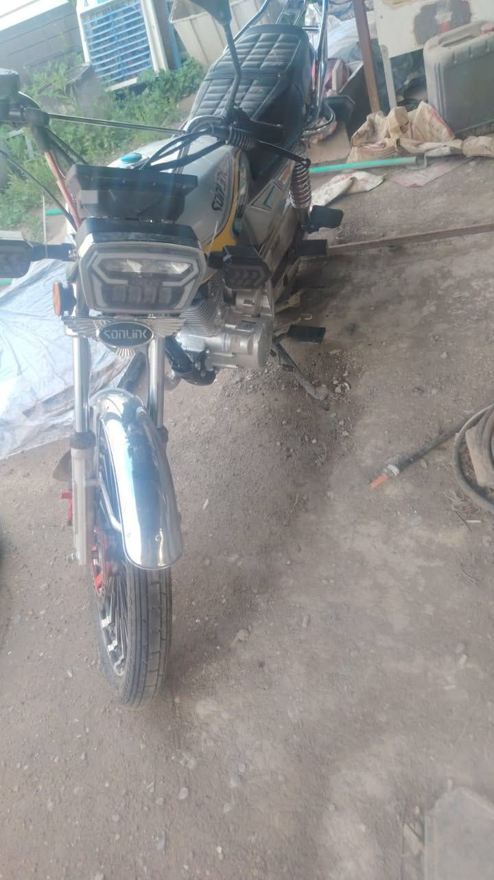 سلام وعليكم دراجة سونك موديل2025 دراجة نضيفة بس اشاشة واكفة سعر 800وبيهة مجال بغداد سبع قصور***********
