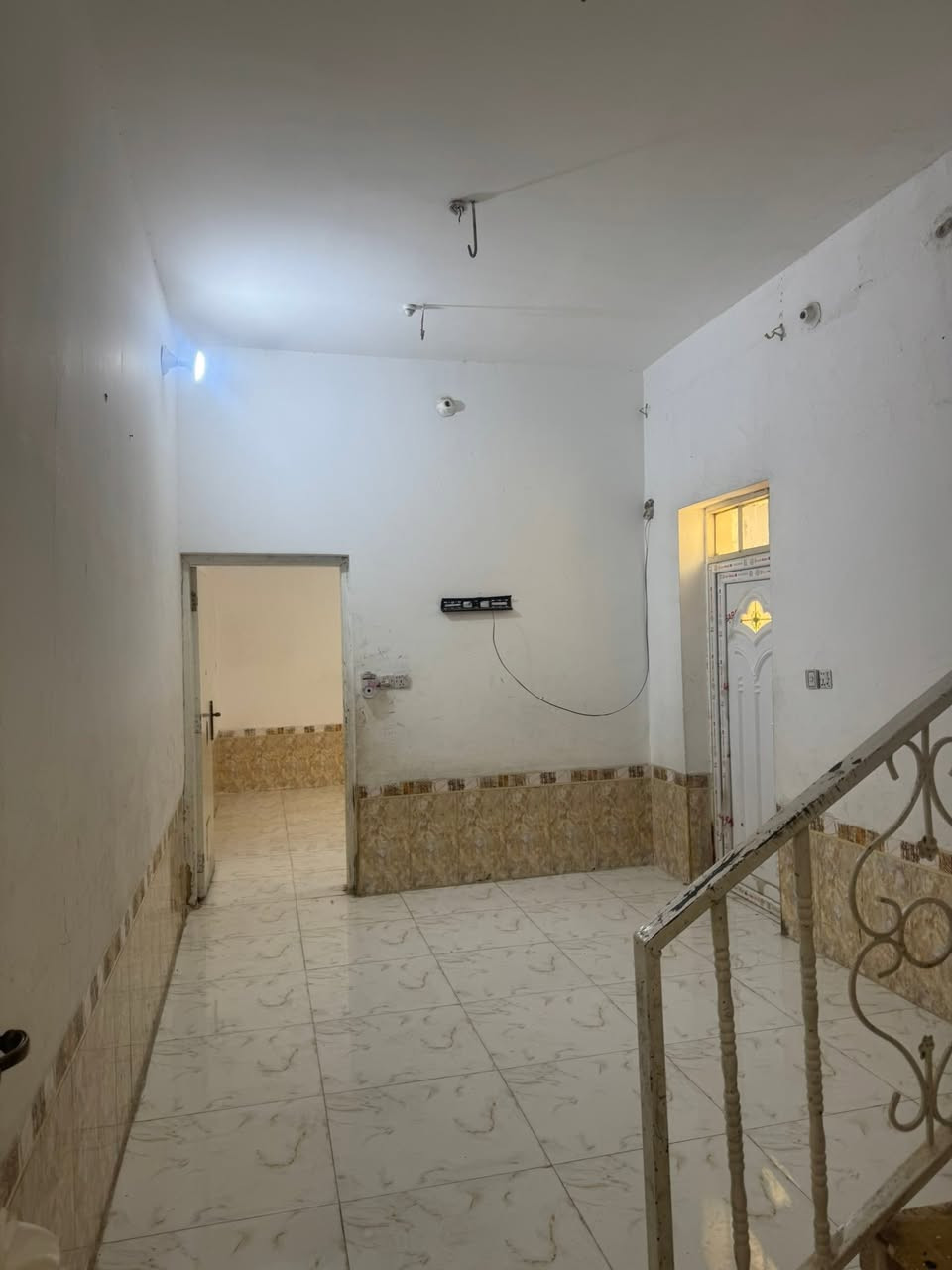 مشتمل ١٠٠ متر للإيجار حي الوفاء قرب البنزين خانه يتكون من غرفه وصاله ومطبخ وحمام واستقبال سعر الايجار ٣٢٥ شامل اجور الماء والكهرباء اتصال ***********
