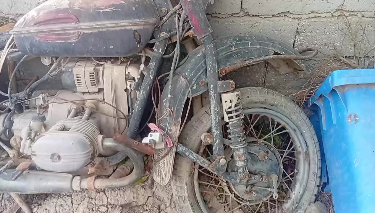 السلام عليكم شباب دراجه للبيع امزه موديل قديم ما نعرف يا موديل دراجه قديمه حيل اللي يريدها ينتصل بيه رقمي *********** الدراجه متروكه من زمان مو شغاله
