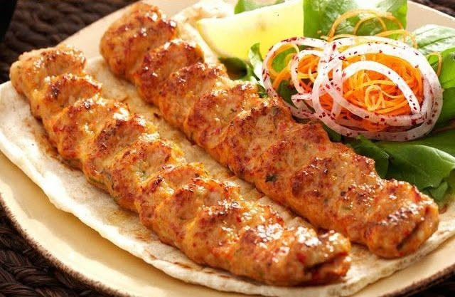 السلام عليكم مطعم كباب فدك يتوفر لدينا كباب غنم ١٦شيش السعر 20الف وكباب لحم كفيل كربلاء ١٦ شيش السعر ١٠ الاف وكباب دجاج عادي ١٦ شيش السعر ١٠  مع طماطه شوي ومقبلات والتوصيل مجاني ارقام التوصيل الاثير *********** لاسيا *********** رقم صاحب المطعم *********** الإسكان مقابيل صيدليت هلا
