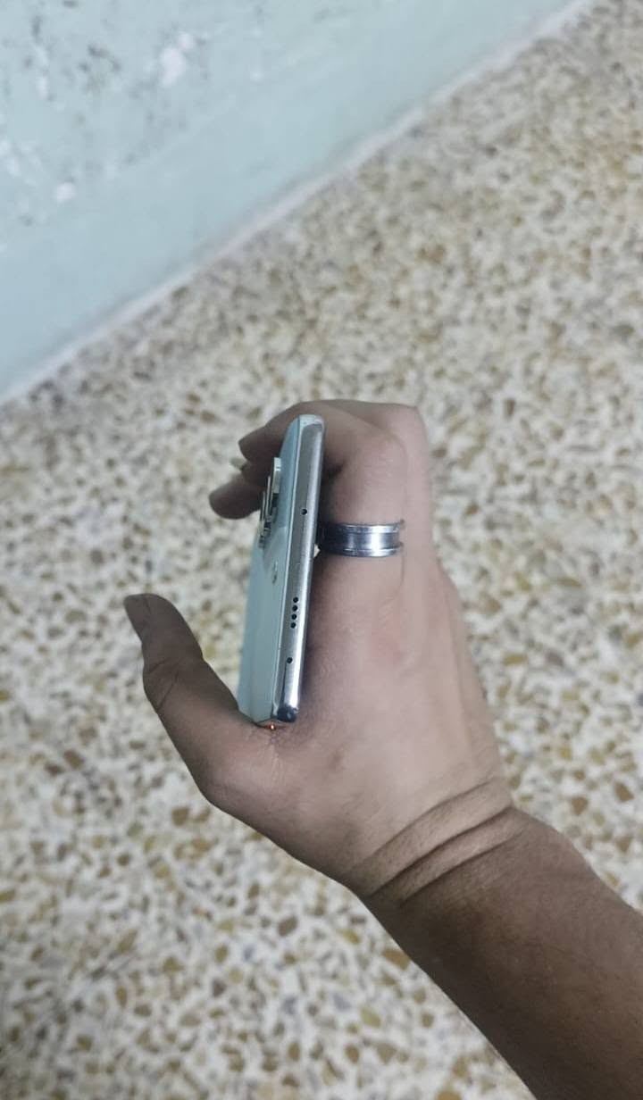 تكنو كامون 40 عادي 
 ذاكرة 12/256 بوبجي 90 فريم جهاز  كلش نضيف سعره 260
***********
